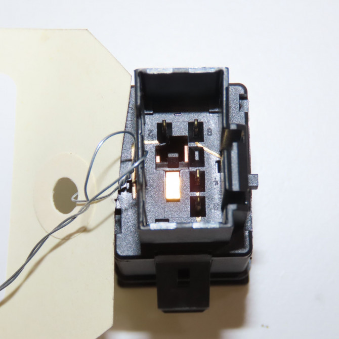 Bouton de warning occasion VOLKSWAGEN POLO IV Phase 1 01-2002->05-2005 1.4i 75ch 6Q095323501C 2