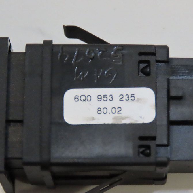 Bouton de warning occasion VOLKSWAGEN POLO IV Phase 1 01-2002->05-2005 1.4i 75ch 6Q095323501C 3