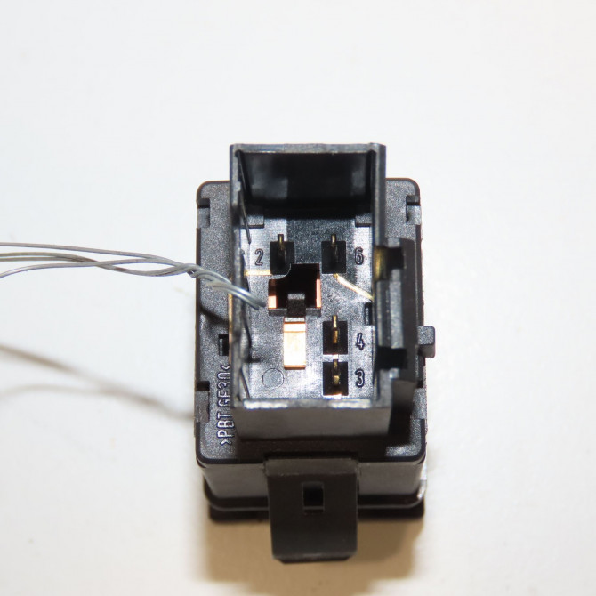 Bouton de warning occasion VOLKSWAGEN POLO IV Phase 1 01-2002->05-2005 1.2 65ch 6Q095323501C 2