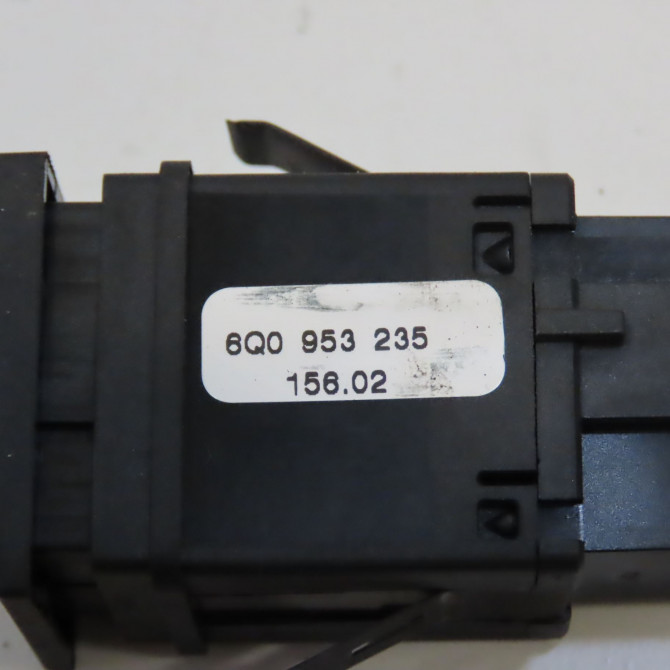 Bouton de warning occasion VOLKSWAGEN POLO IV Phase 1 01-2002->05-2005 1.2 65ch 6Q095323501C 3