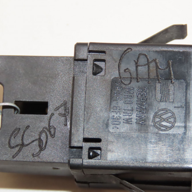 Bouton de warning occasion VOLKSWAGEN POLO IV Phase 1 01-2002->05-2005 1.2 65ch 6Q095323501C 4