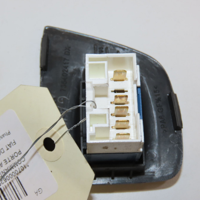 Commande lève-glace porte avant droite occasion FIAT DOBLO I Phase 2 01-2006->12-2009 1.3 DT 75ch 735417034 2