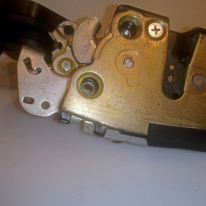 Serrure porte avd occasion TOYOTA RAV4 II Phase 1 07-2000->10-2003 115 D-4D 6931042330 4