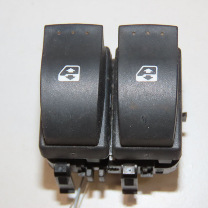 Commande lève-glace porte avant gauche occasion RENAULT CLIO CAMPUS II Phase 2 07-2009->12-2012 1.2i 60ch 8200542104 1