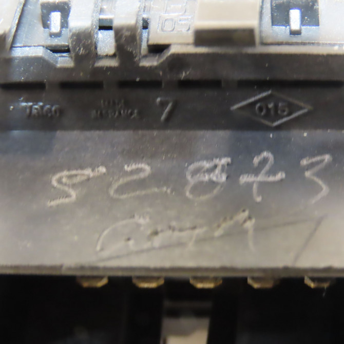 Commande lève-glace porte avant gauche occasion RENAULT CLIO CAMPUS II Phase 2 07-2009->12-2012 1.2i 60ch 8200542104 3