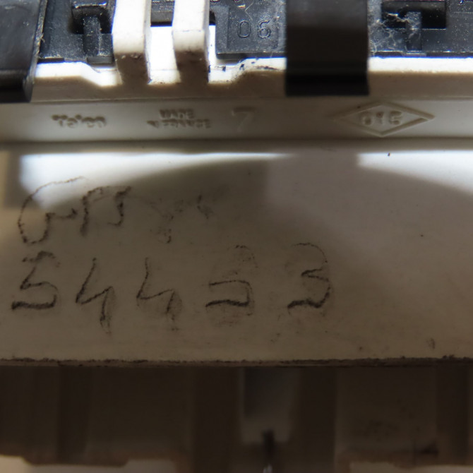 Commande lève-glace porte avant gauche occasion RENAULT CLIO III Phase 2 03-2009->12-2014 1.5 DCI 75ch 8200214943 4