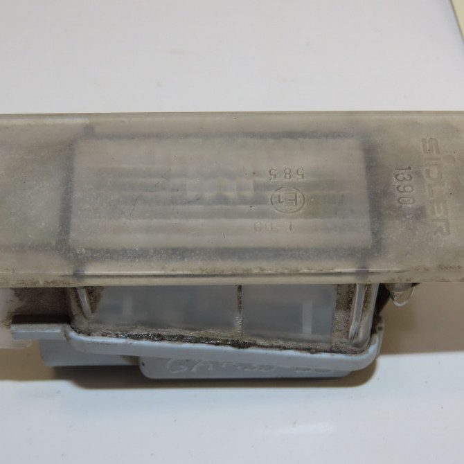 Eclaireur plaque de police d occasion RENAULT MEGANE II Phase 1 09-2003->12-2005 1.9 DCI 120ch 7700796163 1