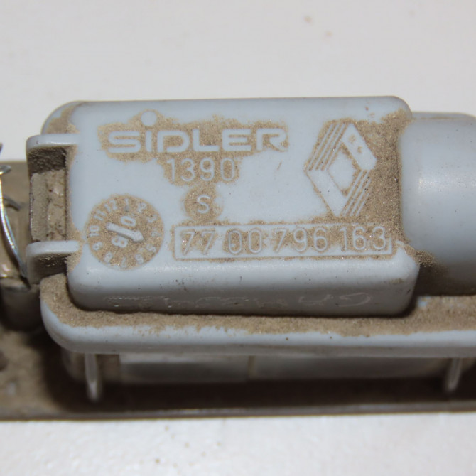 Eclaireur plaque de police d occasion RENAULT MEGANE II Phase 1 09-2003->12-2005 1.9 DCI 120ch 7700796163 4