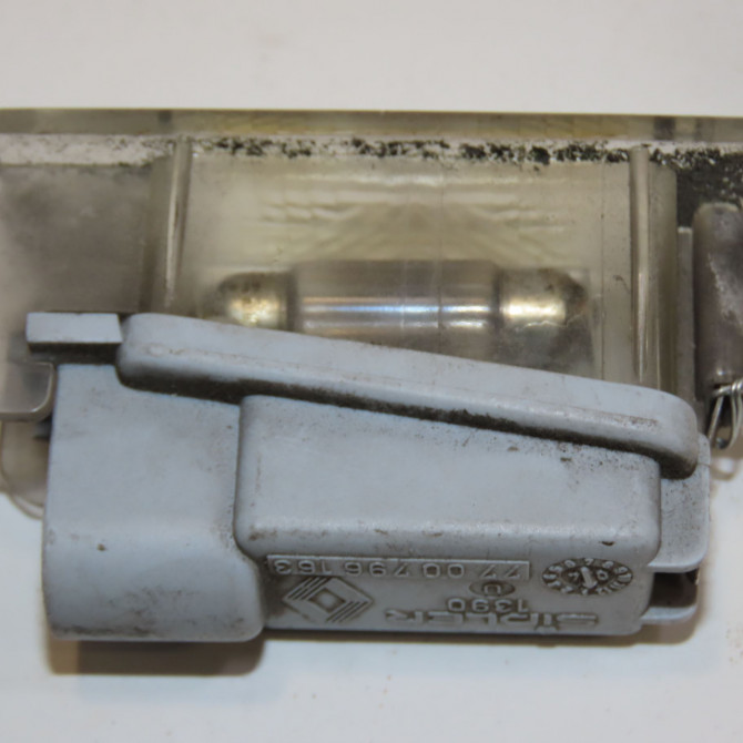 Eclaireur plaque de police g occasion RENAULT MEGANE II Phase 1 09-2003->12-2005 1.9 DCI 120ch 7700796163 2