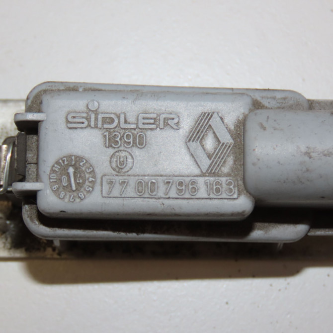 Eclaireur plaque de police g occasion RENAULT MEGANE II Phase 1 09-2003->12-2005 1.9 DCI 120ch 7700796163 4