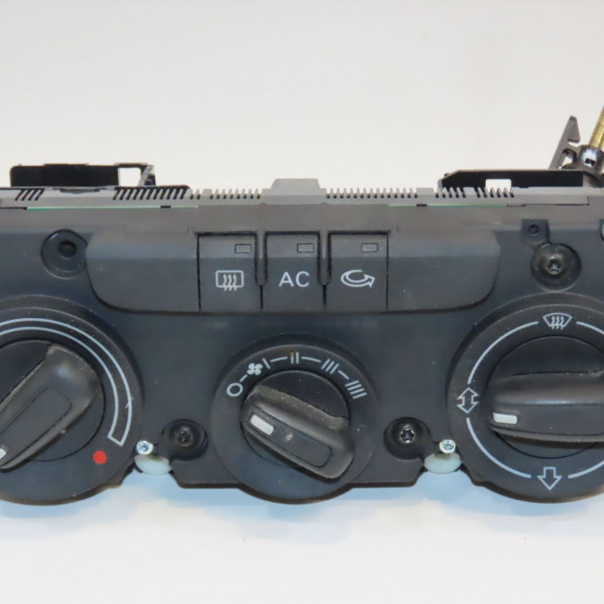 Commande de chauffage occasion AUDI A3 II Phase 2 06-2008->07-2012 1.6 TDi 105ch 8P0820047D 1