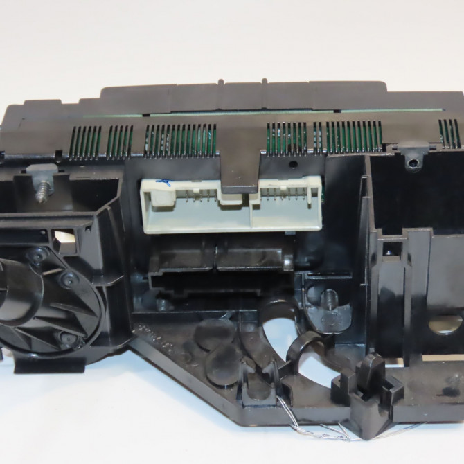 Commande de chauffage occasion AUDI A3 II Phase 2 06-2008->07-2012 1.6 TDi 105ch 8P0820047D 2