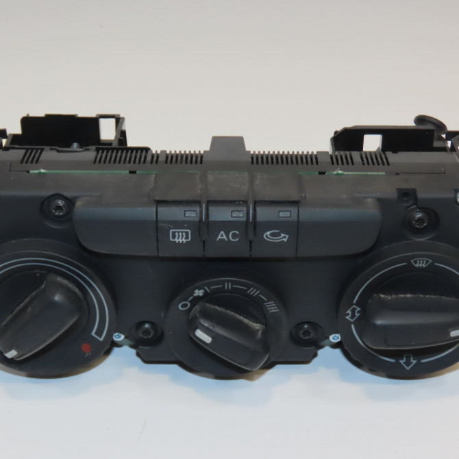 Commande de chauffage occasion AUDI A3 II Phase 2 06-2008->07-2012 1.6 TDi 105ch 8P0820047D 1