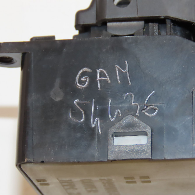 Commande lève-glace porte avant gauche occasion KIA RIO III Phase 1 06-2011->... 1.2i 85ch 935701W000 5