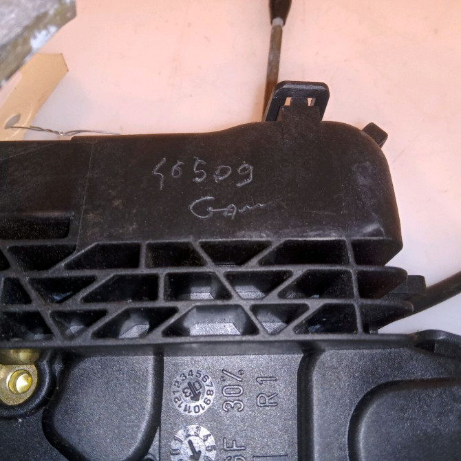 Serrure porte avd occasion MERCEDES CLASSE C COUPE SPORT II Phase 1 03-2001->03-2004 2037200835 4