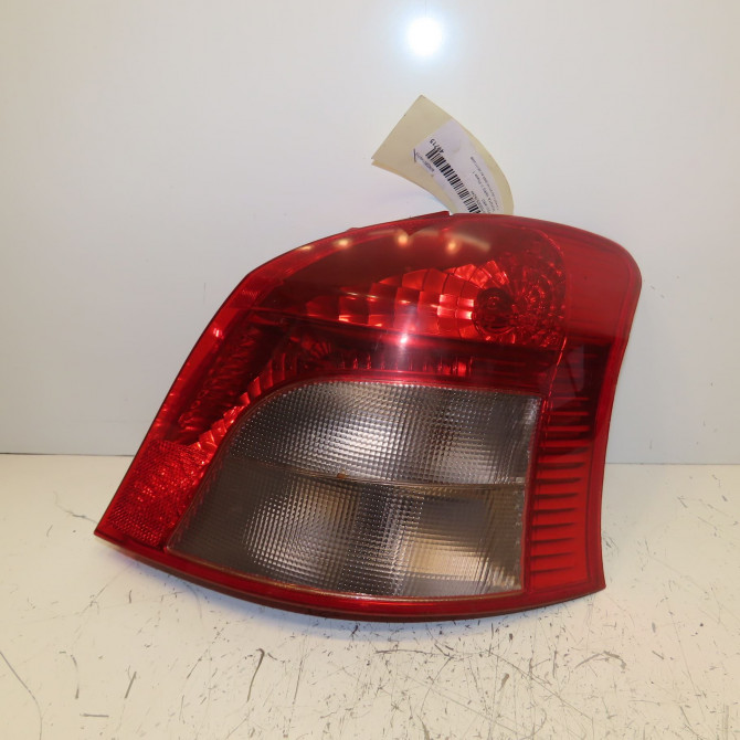 Feu arrière droit occasion TOYOTA YARIS II Phase 1 12-2005->11-2009 1.3 VVT-i 815510D110 1