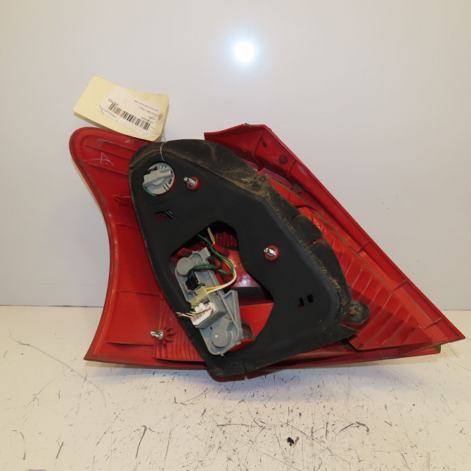 Feu arrière droit occasion TOYOTA YARIS II Phase 1 12-2005->11-2009 1.3 VVT-i 815510D110 2