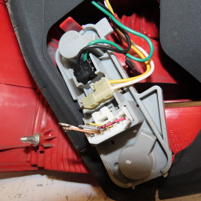 Feu arrière droit occasion TOYOTA YARIS II Phase 1 12-2005->11-2009 1.3 VVT-i 815510D110 3