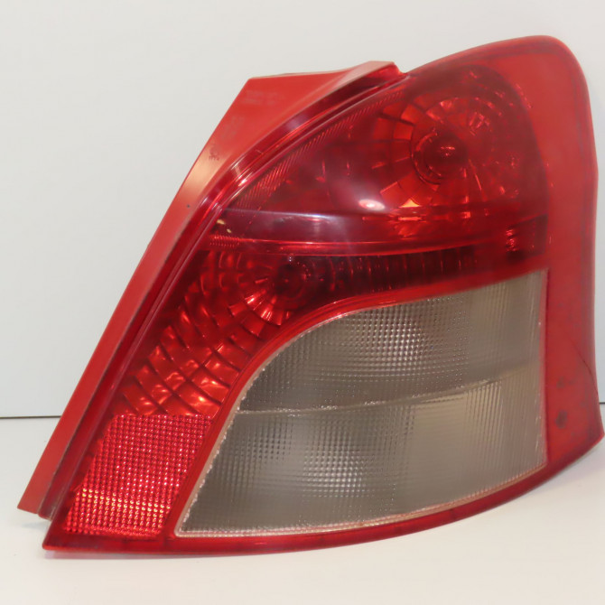 Feu arrière droit occasion TOYOTA YARIS II Phase 1 12-2005->11-2009 1.4 D-4D 815510D110 1
