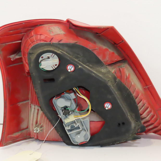 Feu arrière droit occasion TOYOTA YARIS II Phase 1 12-2005->11-2009 1.4 D-4D 815510D110 2