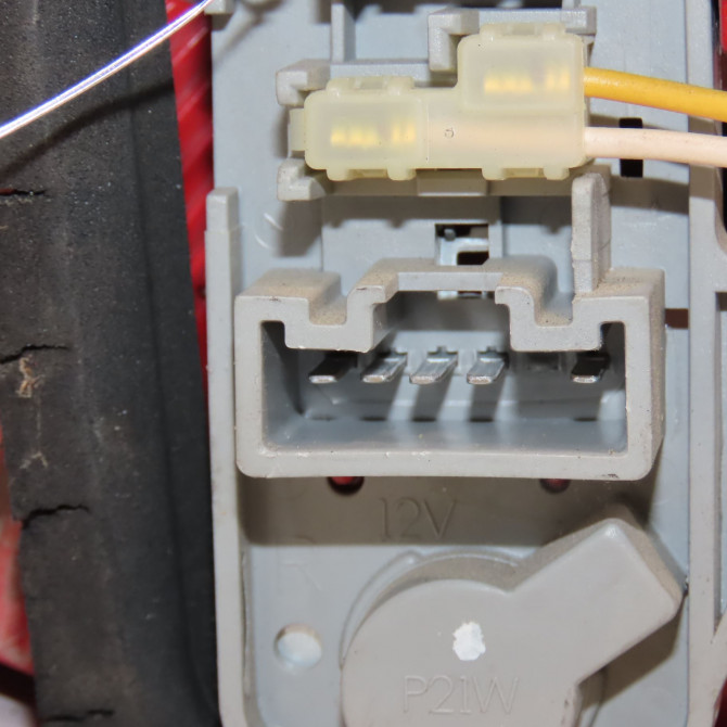 Feu arrière droit occasion TOYOTA YARIS II Phase 1 12-2005->11-2009 1.4 D-4D 815510D110 3