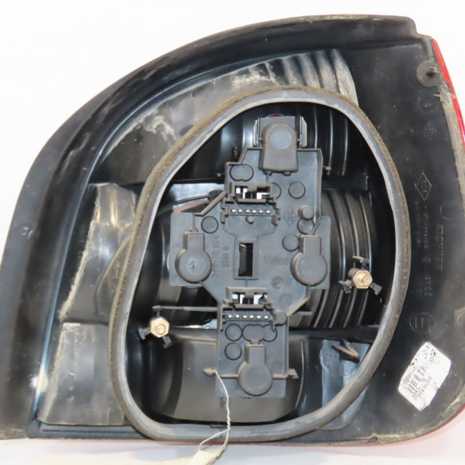 Feu arrière gauche occasion RENAULT SCENIC I Phase 2 08-1999->06-2003 1.6i 107ch 7700428054 2