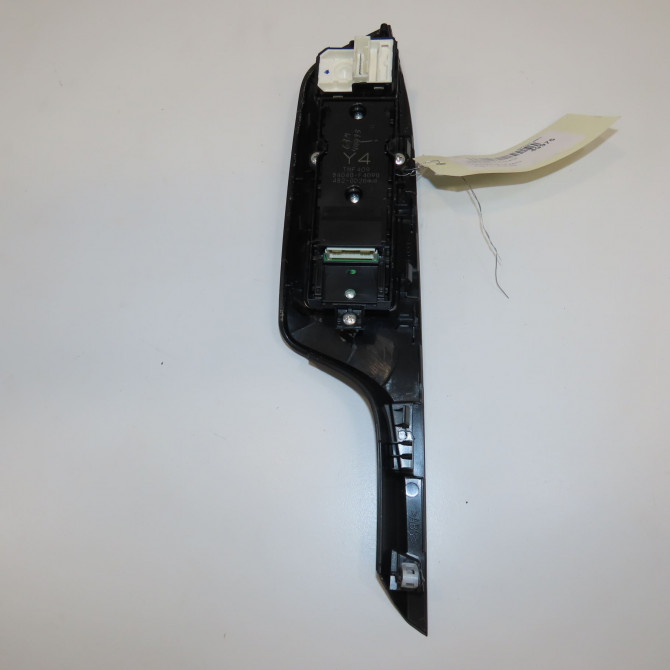 Commande lève-glace porte avant gauche occasion  84040F4090 2