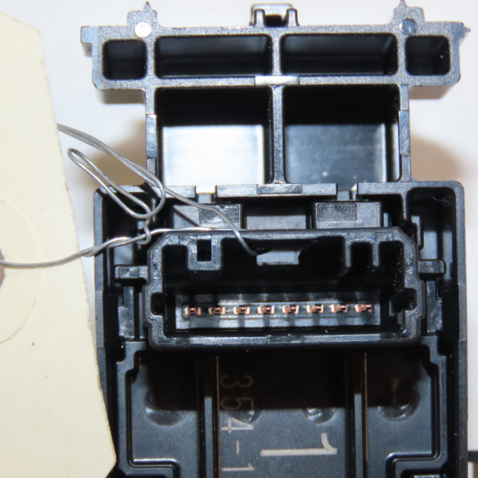 Commande leve-glace porte arrière droite occasion  8481002240 3