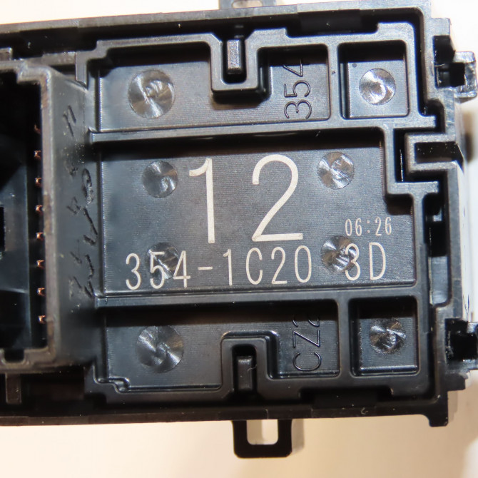 Commande leve-glace porte arrière droite occasion  8481002240 4