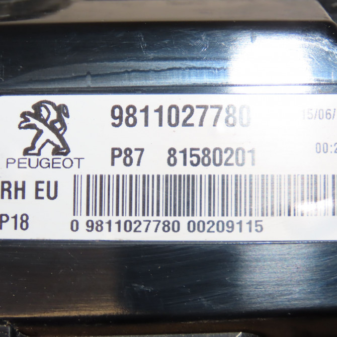 Feu arrière intérieur droit occasion PEUGEOT 5008 II Phase 1 10-2016->... 9811027780 4