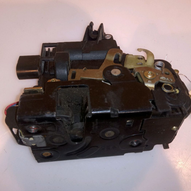 Serrure porte avd occasion VOLKSWAGEN GOLF IV GOLF IV Phase 1 1998-01-01->2005-06-30 1.6i 8v 100ch 6X1837014H 1