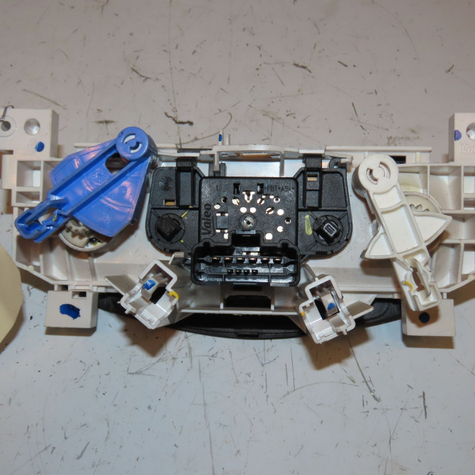 Commande de chauffage occasion DACIA SANDERO I Phase 1 06-2008->10-2012 1.4 MPI 75ch 6001551696 2