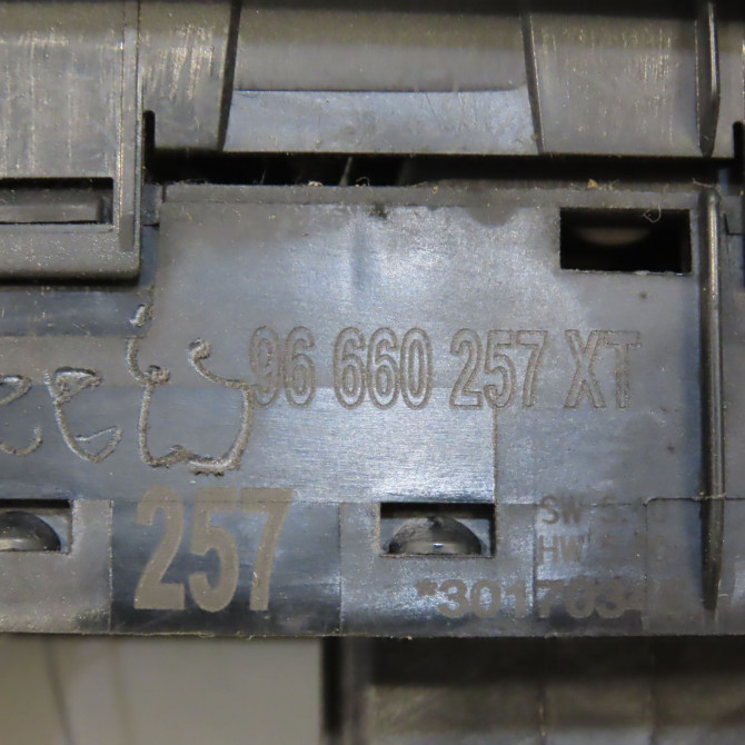 Commande lève-glace porte avant gauche occasion CITROEN C5 II Phase 1 04-1995->04-1999 2.0 HDI 140ch 6490Y6 5