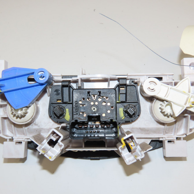 Commande de chauffage occasion DACIA SANDERO I Phase 1 06-2008->10-2012 1.4 MPI 75ch 6001551696 2