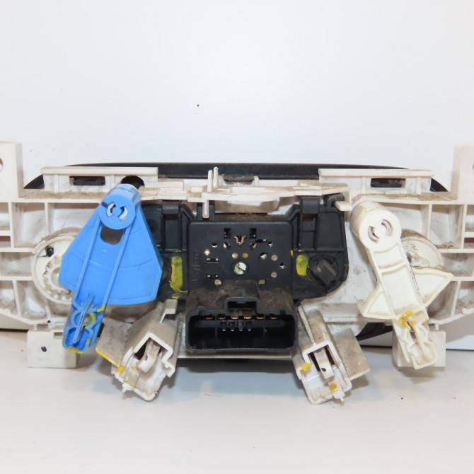 Commande de chauffage occasion DACIA SANDERO I Phase 1 06-2008->10-2012 1.4 MPI 75ch 6001551696 2