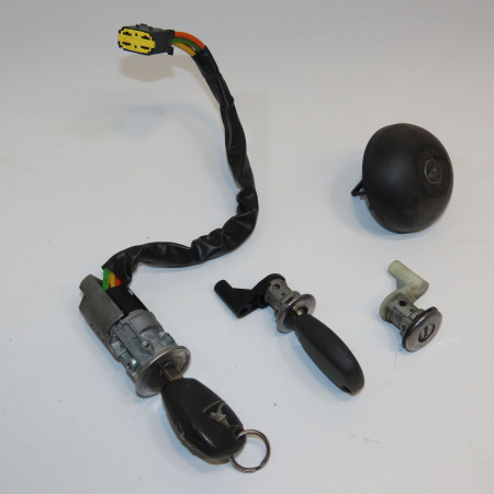 <span class="tt">Kit serrures + antivol occasion  </span><span class="designation"> </span>