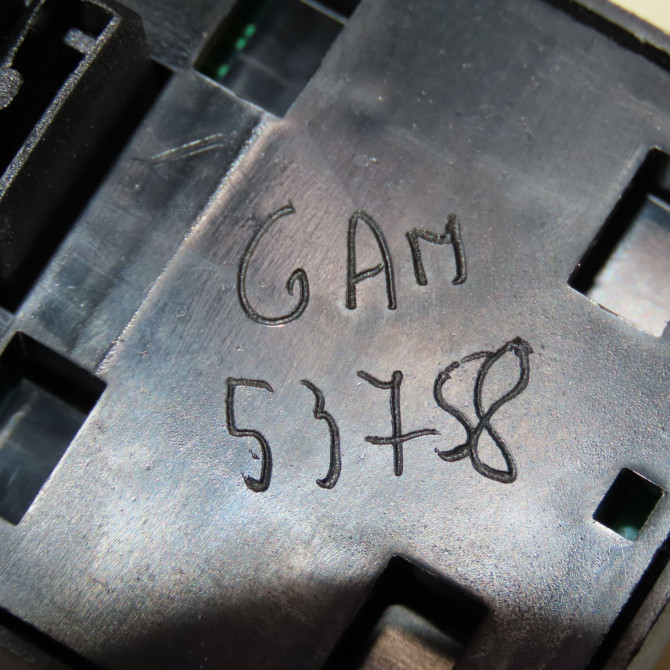 Commande lève-glace porte avant gauche occasion FIAT PUNTO III Phase 1 01-2012->... 1.2i 69ch 735500051 4