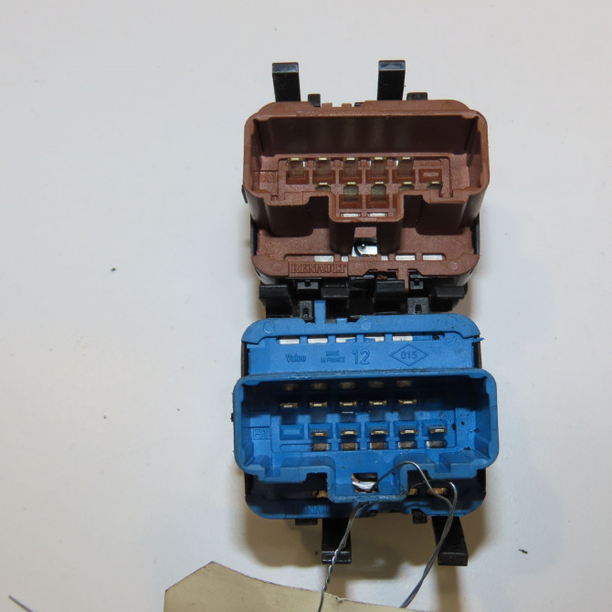 Commande lève-glace porte avant gauche occasion RENAULT CLIO III Phase 2 03-2009->12-2014 1.5 DCI 85ch 8200214945 2