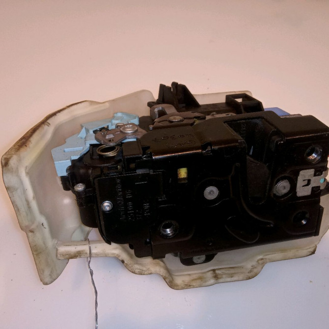 Serrure porte avg occasion VOLKSWAGEN GOLF PLUS Phase 1 04-1995->04-1999 1.6 TDI 105ch 3D1837015AP 1