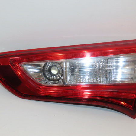 Feu arrière intérieur droit occasion TOYOTA YARIS III Phase 1 04-1995->04-1999 1.5 HYBRID 100ch 815800D621