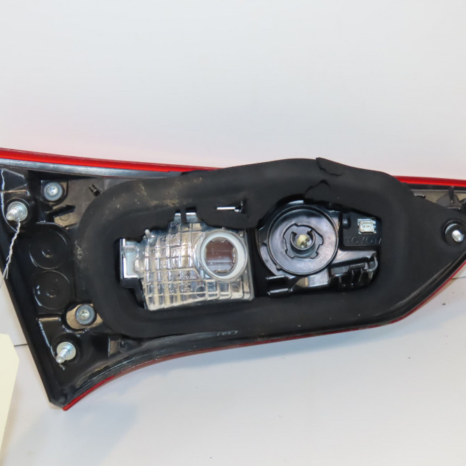 Feu arrière intérieur droit occasion TOYOTA YARIS III Phase 1 04-1995->04-1999 1.5 HYBRID 100ch 815800D621 2