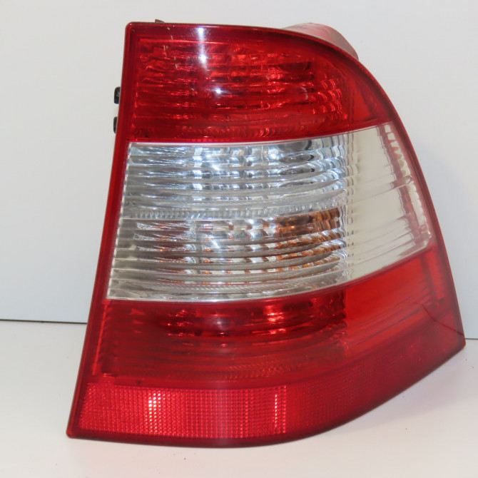 Feu arrière droit occasion MERCEDES CLASSE ML I 8200886946 1