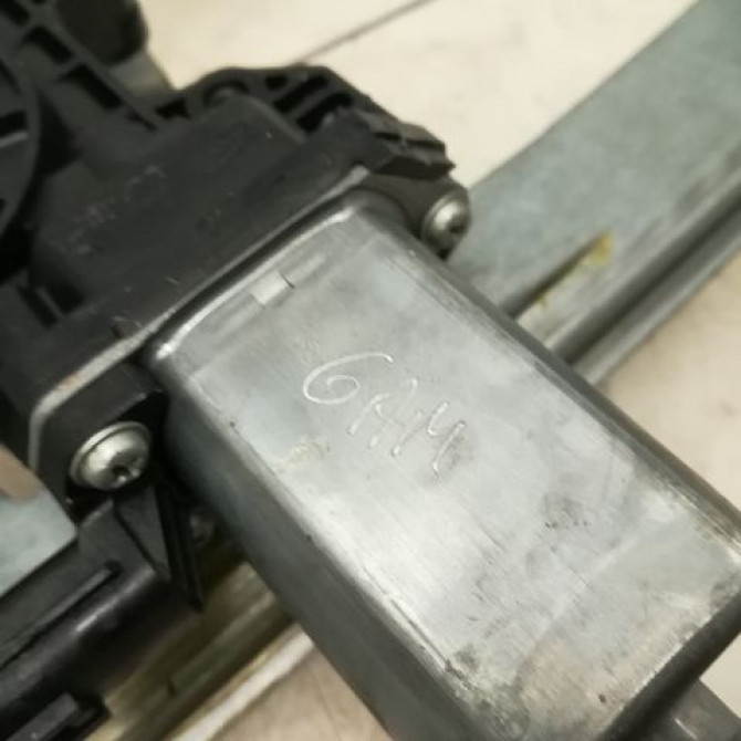 Mecanisme+moteur leve-glace ard occasion RENAULT CAPTUR Phase 1 02-2013->... 1.2i 118 16V 827009380R 3