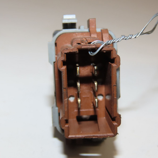 Commande lève-glace porte avant droite occasion RENAULT CLIO III Phase 2 03-2009->12-2014 1.5 DCI 75ch 8200108266 2