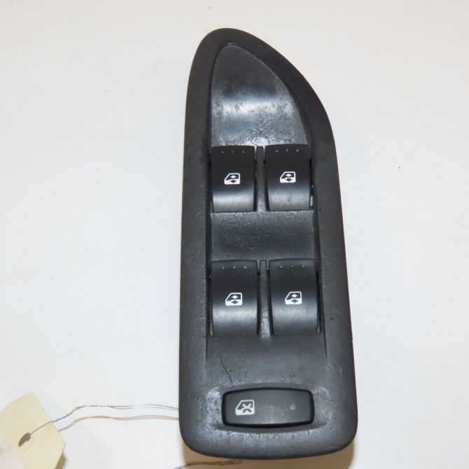 Commande lève-glace porte avant gauche occasion RENAULT LAGUNA II Phase 2 03-2005->09-2007 2.2 DCI 150ch 8200015089 1