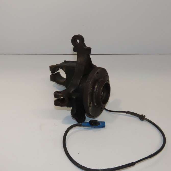 Moyeu avd occasion PEUGEOT 207 Phase 1 04-2006->06-2013 1.4 VTI 16v 95ch 330776 1