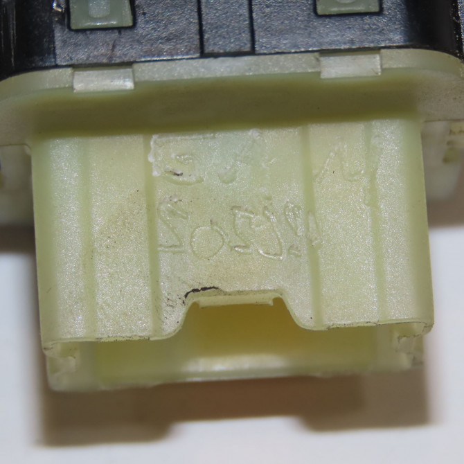 Commande lève-glace porte avant gauche occasion RENAULT TWINGO III Phase 1 06-2014->... 0.9 TCE 12v 90ch 4