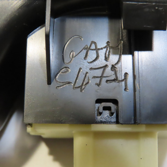 Commande lève-glace porte avant droite occasion RENAULT TWINGO III Phase 1 06-2014->... 1.0 SCE 12v 70ch 4