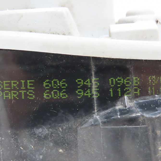 Feu arrière droit occasion VOLKSWAGEN POLO IV Phase 1 01-2002->05-2005 1.2 65ch 6Q6945096G 4