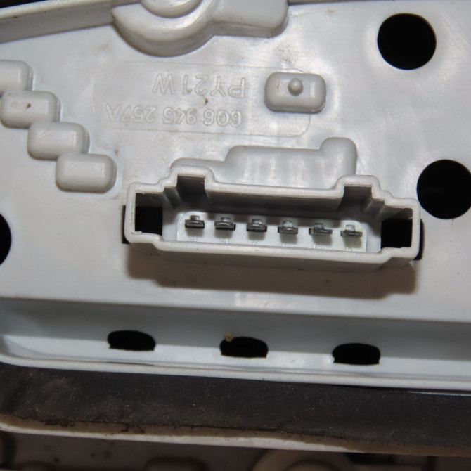 Feu arrière gauche occasion VOLKSWAGEN POLO IV Phase 1 01-2002->05-2005 1.2 65ch 6Q6945095G 3